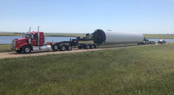 heavy-haul-slide Lone Star Transportation truck transporting wind turbine parts